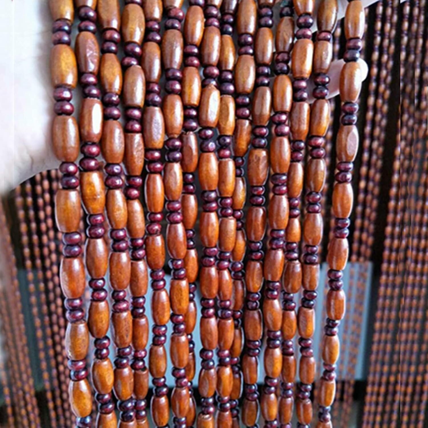 Séparer sans cloisonner grâce au rideau de porte en bois perlé 140x220