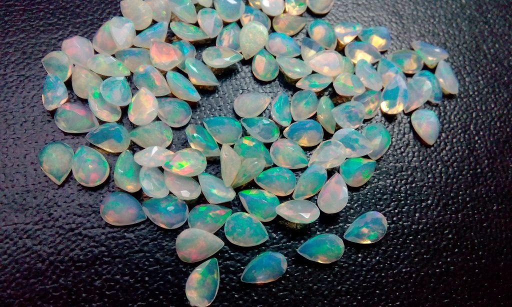 Opale d'Éthiopie naturelle taillée en poire LKBEADS pour haute joaillerie