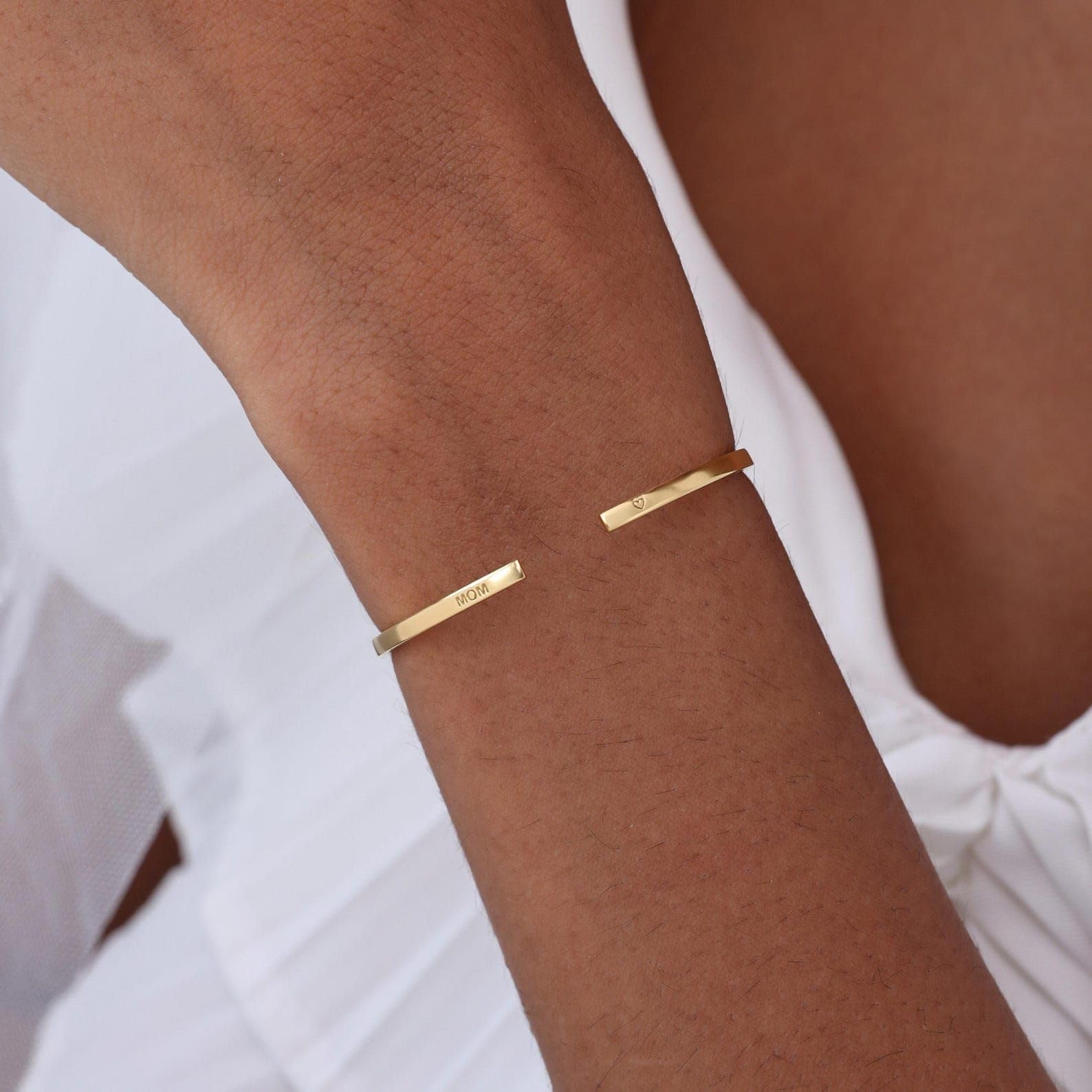 Pulsera de esposa grabada plata de ley 925 Mensaje personalizado delicado apilable brazalete novia novio hecho a mano
