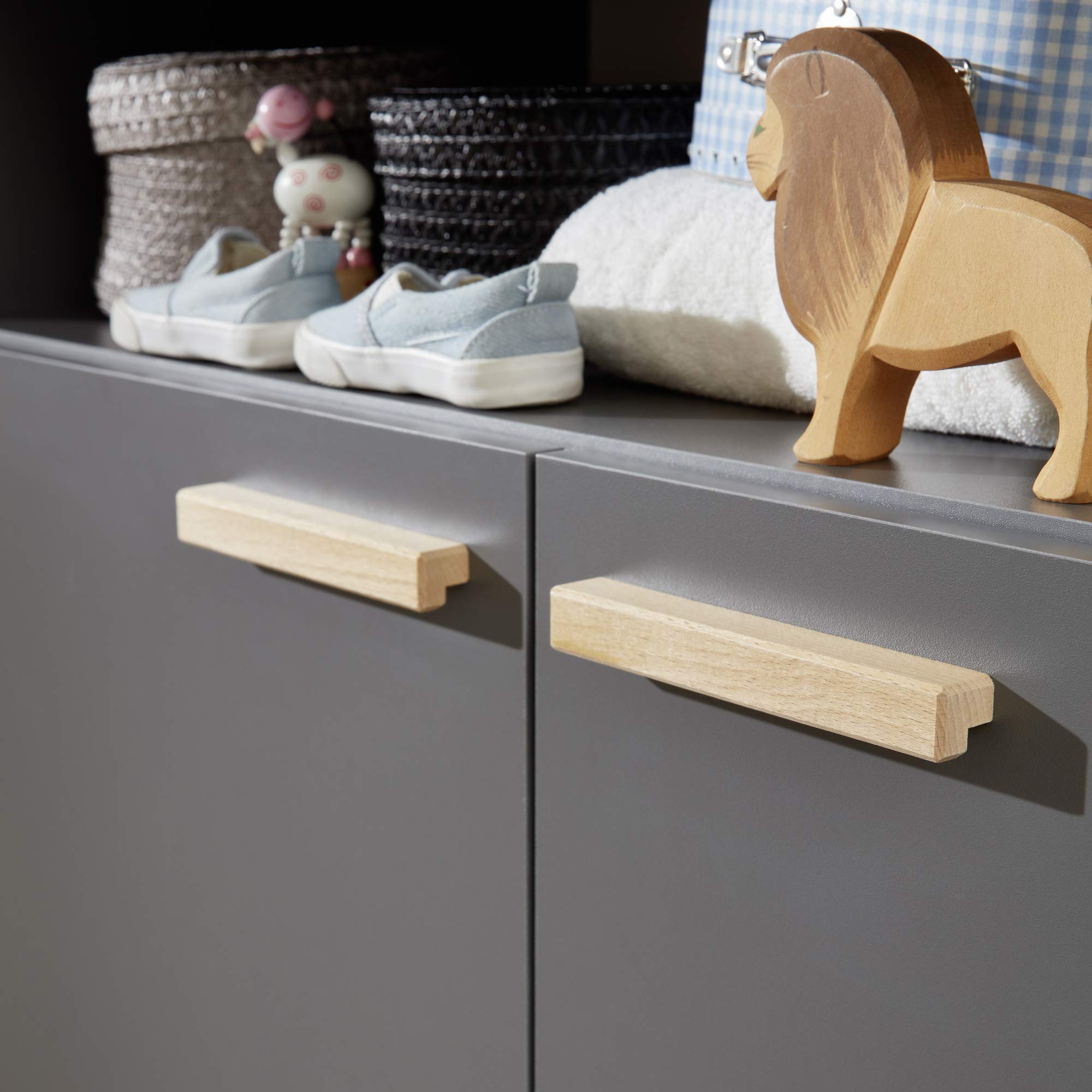 trendteam smart living - Mats - Babyzimmer Kombination - Grau Matt - Kleiderschrank, Wickelkommode, Babybett - mit lackierten Massivholzfüßen und Griffen