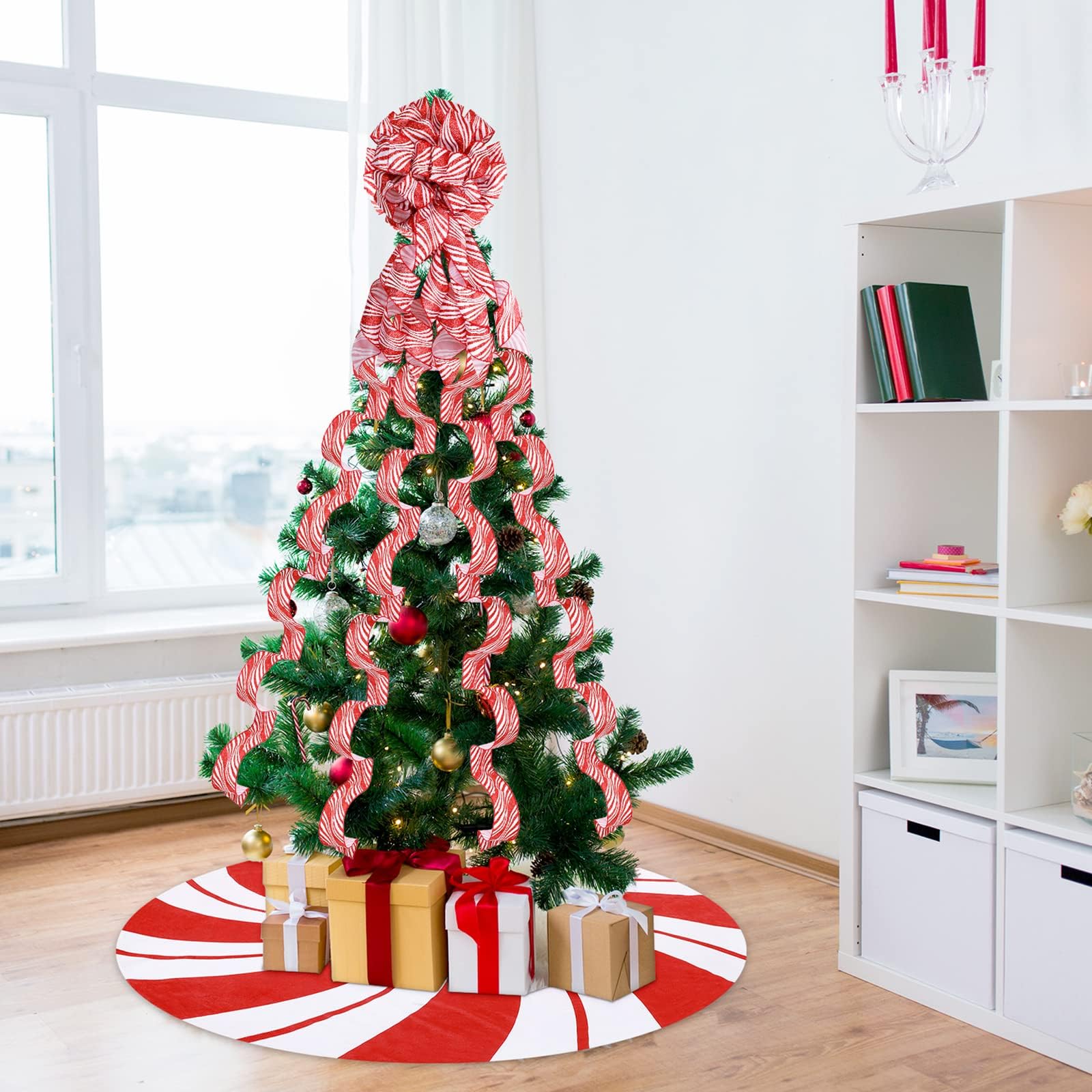 L'ensemble de décoration de sapin de Noël comprend un nœud pour cimier de sapin de Noël, un ruban à bandes décoratives, une jupe de sapin de Noël avec anneau annuel pour ferme, couronne, décorations