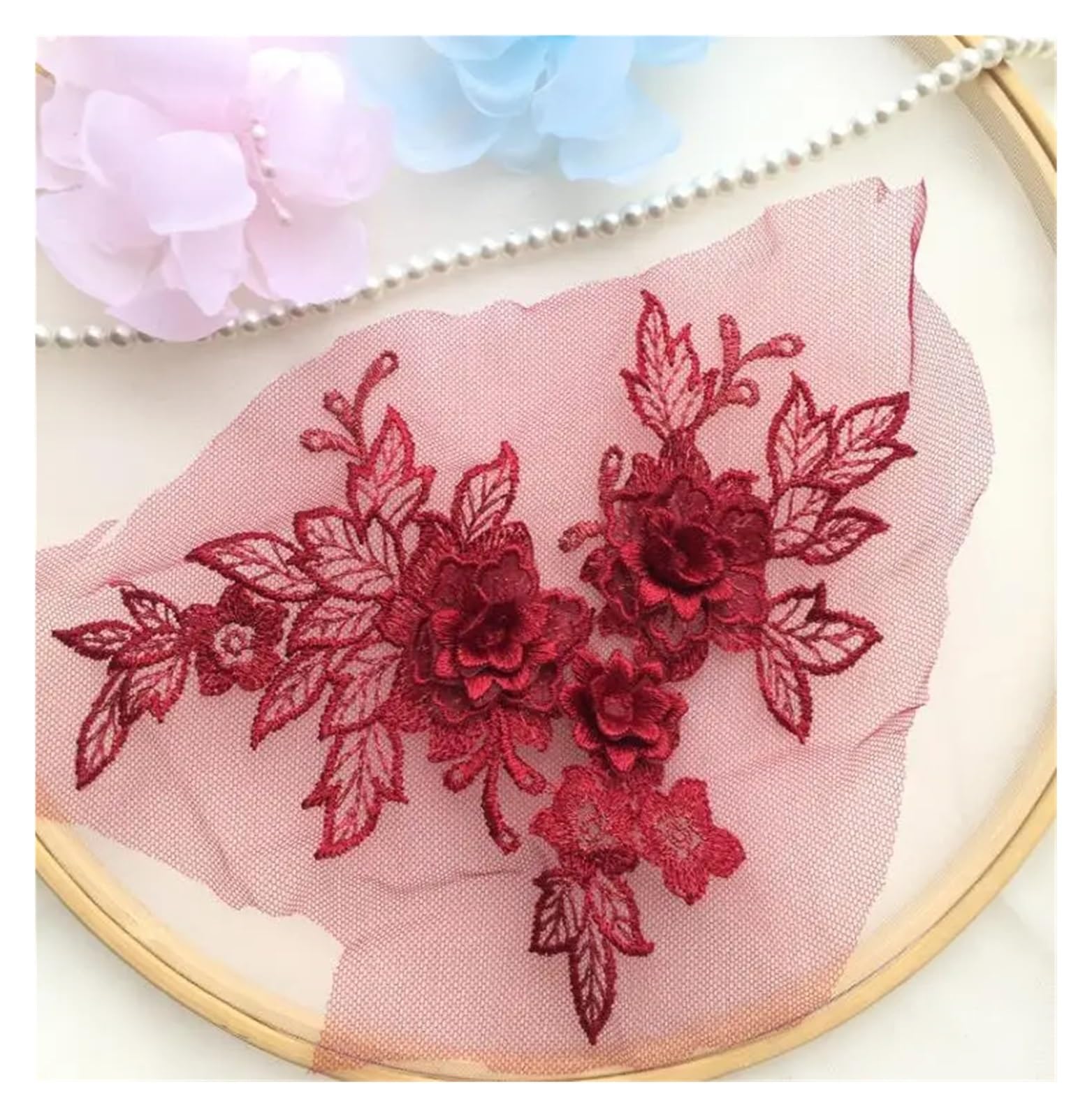 Applique dentelle 3D brodée bordeaux pour réparer un vêtement troué ou un sac abîmé