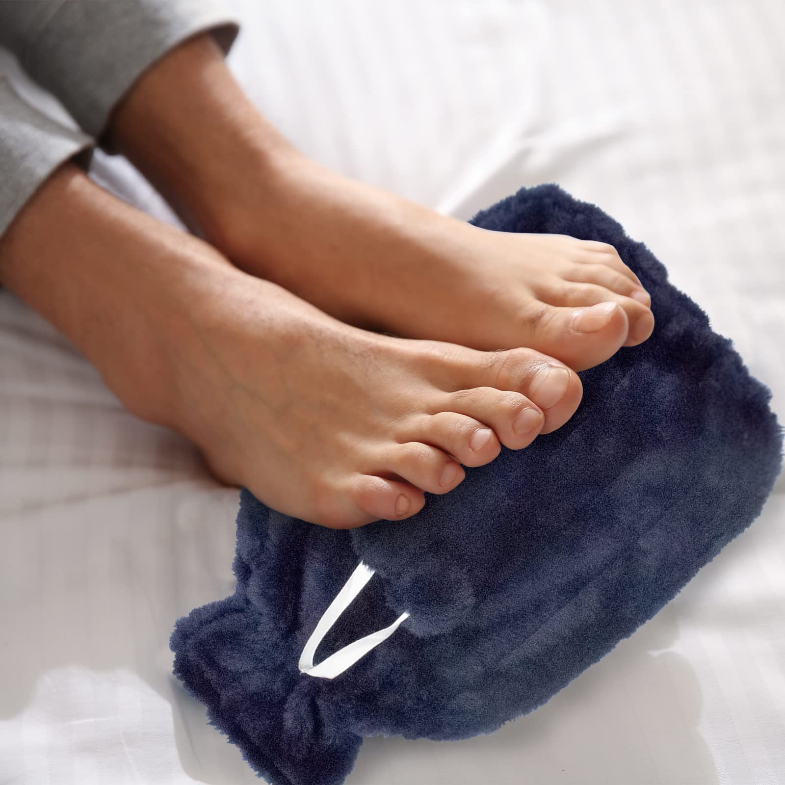 Grande housse pour bouillotte moelleuse - Housse uniquement (bouillotte non incluse) - Taille unique pour bouteille de 2 litres - Bleu marine avec pompons TRIXES