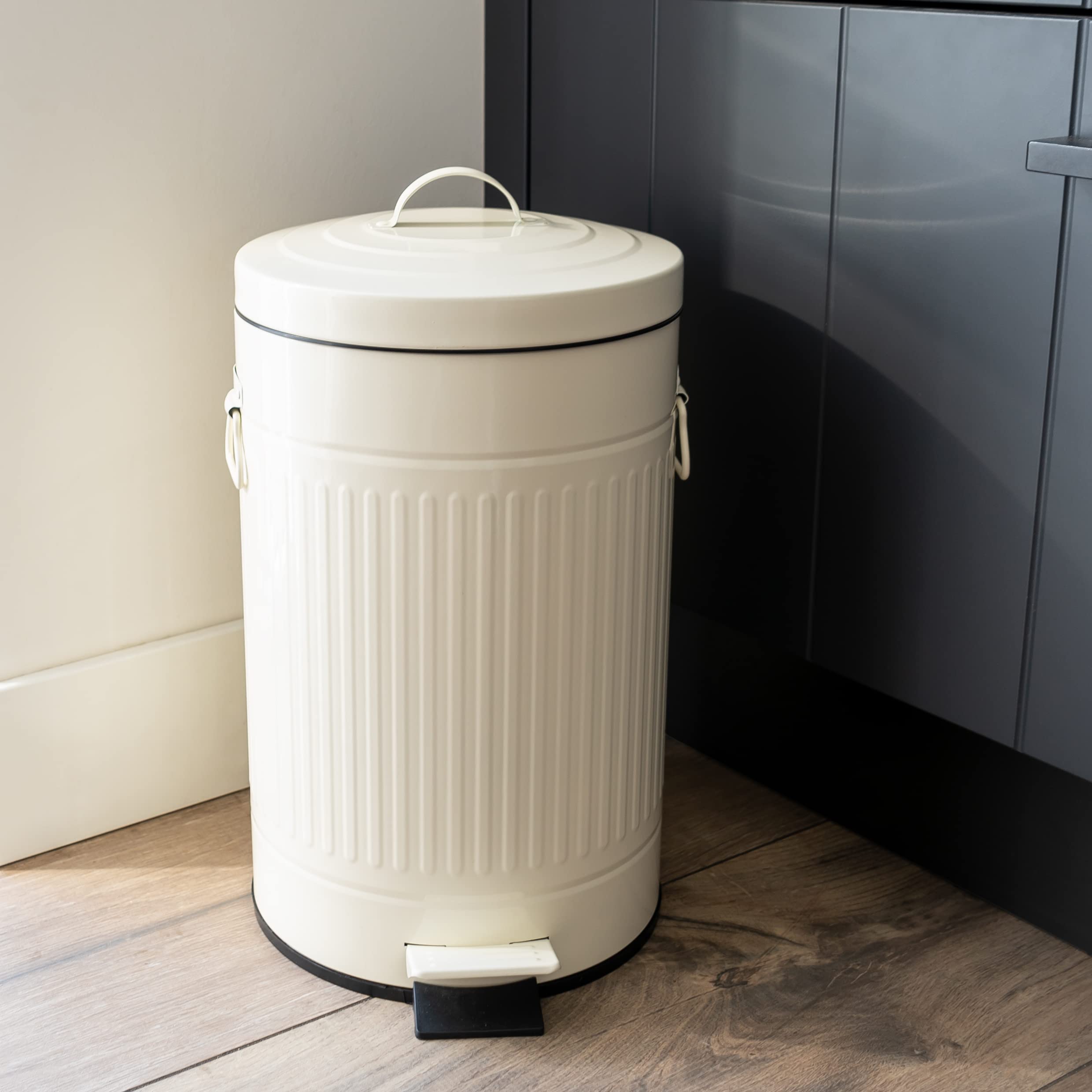 QUVIO Abfalleimer, Papierkorb, Mülltonne für Küche Bad Schlafzimmer Büro, muelleimer, Metall mülleimer mit Innenbehälter, Abfallbehälter, 12 Liter Tretmülleimer mit Deckel, Trash Can, Beige