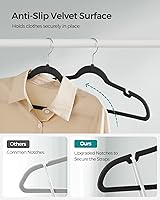 Vista 17 de SONGMICS UCRF029W05 - Paquete de 50 ganchos de terciopelo antideslizantes para trajes con muescas para el hombro, barra para pantalones, gancho