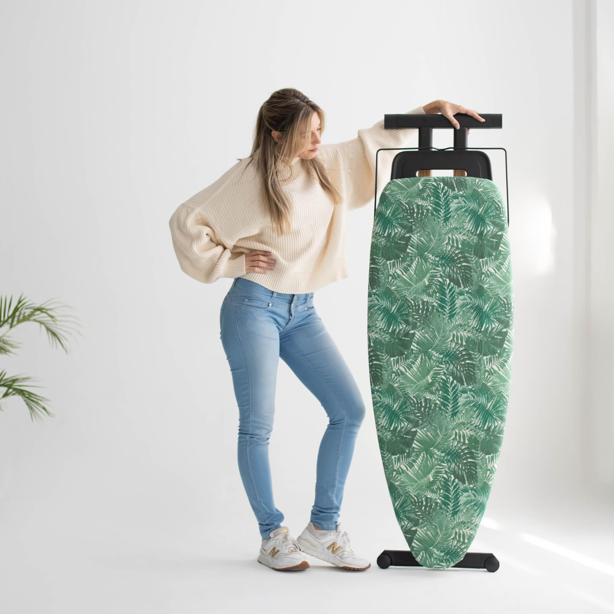 Tabla de Planchar GoldWoodVIP- 130x47 cm XXL, Madera Natural y Aluminio, Altura Regulable 98 cm, Estable, Ligera y Resistente, Ruedas, Soporte centro planchado + Bandeja para ropa, Fabricada en Europa