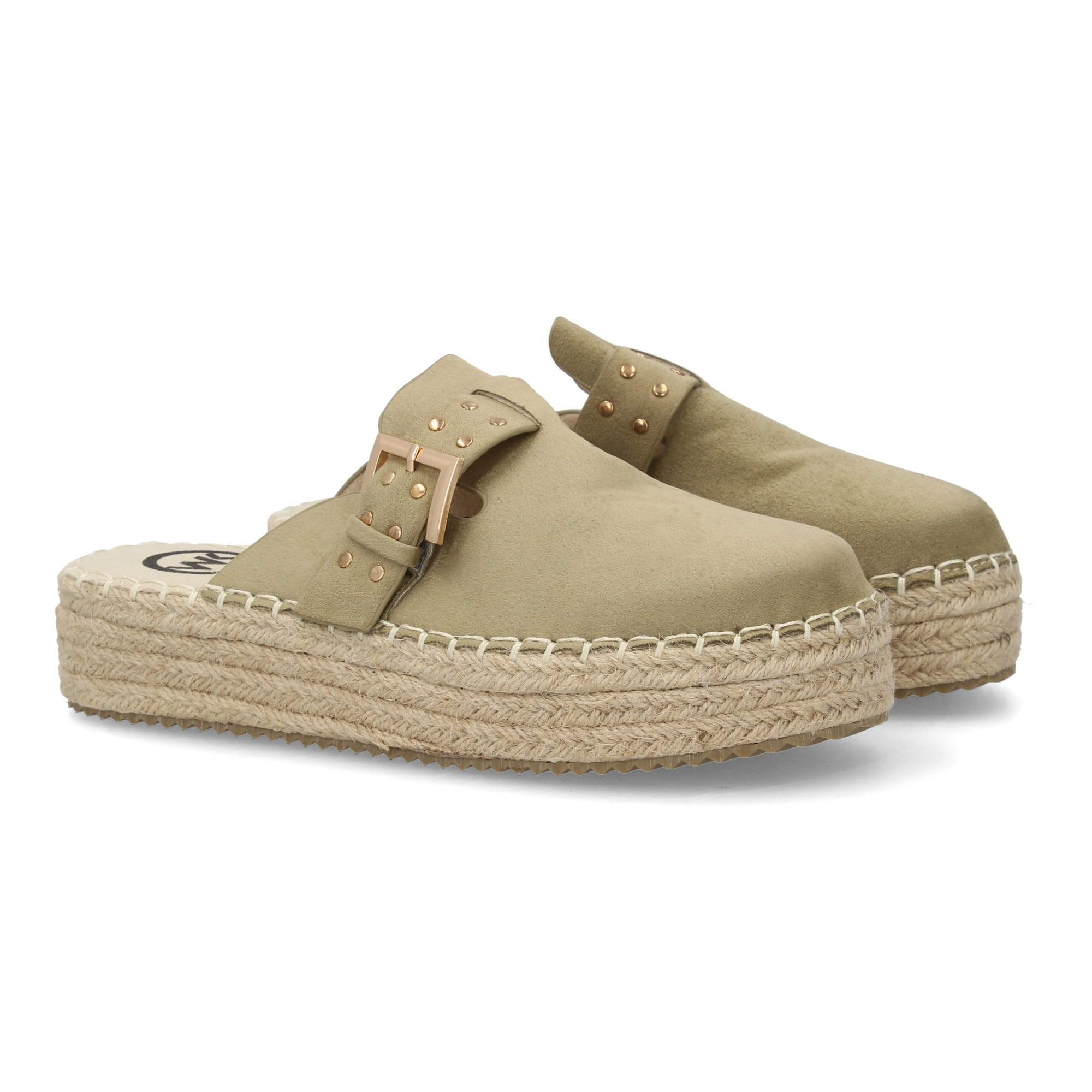 shoes&blues.es Sandalias Tipo Zueco de Plataforma para Mujer, Diseno Cerrado en la Parte Delantera, Decorado con Tachuelas metalicas y Hebilla Ancha Ajustable. Suela Plana Comoda Ideal Verano.