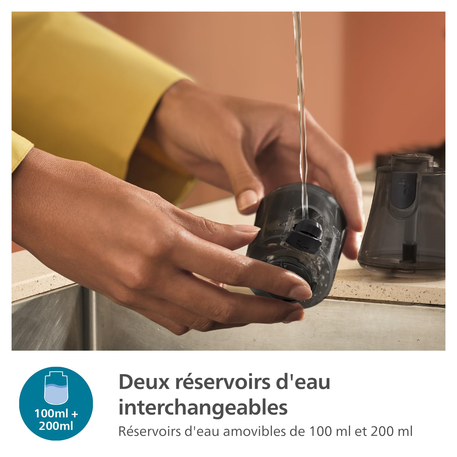 Philips Défroisseur à Main Série 7000 - Steamer 1500W, Vapeur 28g/min, Technologie OptimalTemp, Semelle Métal, Réservoir 100 & 200ml, prêt en 30 sec, Gants & Tapis, Léger 865g, Noir (STH7060/80)