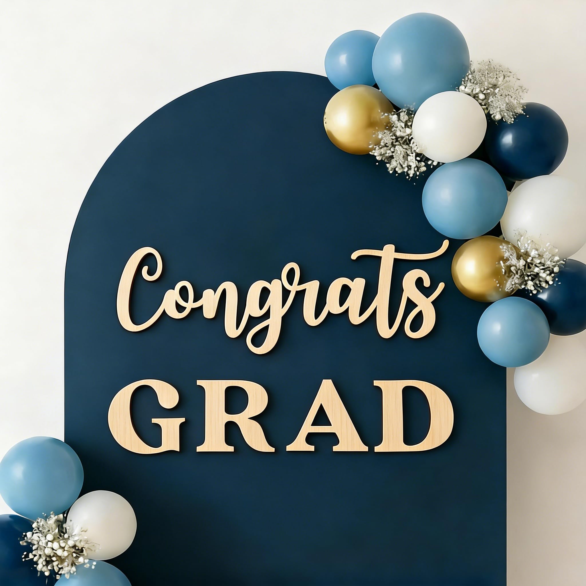 Drewniany znak 'Congrats Grad' na tło, dekoracja łuku balonowego na przyjęcie z okazji ukończenia szkoły, liceum, uczelnia, ukończenie szkoły, uroczystości, dekoracje imprezowe