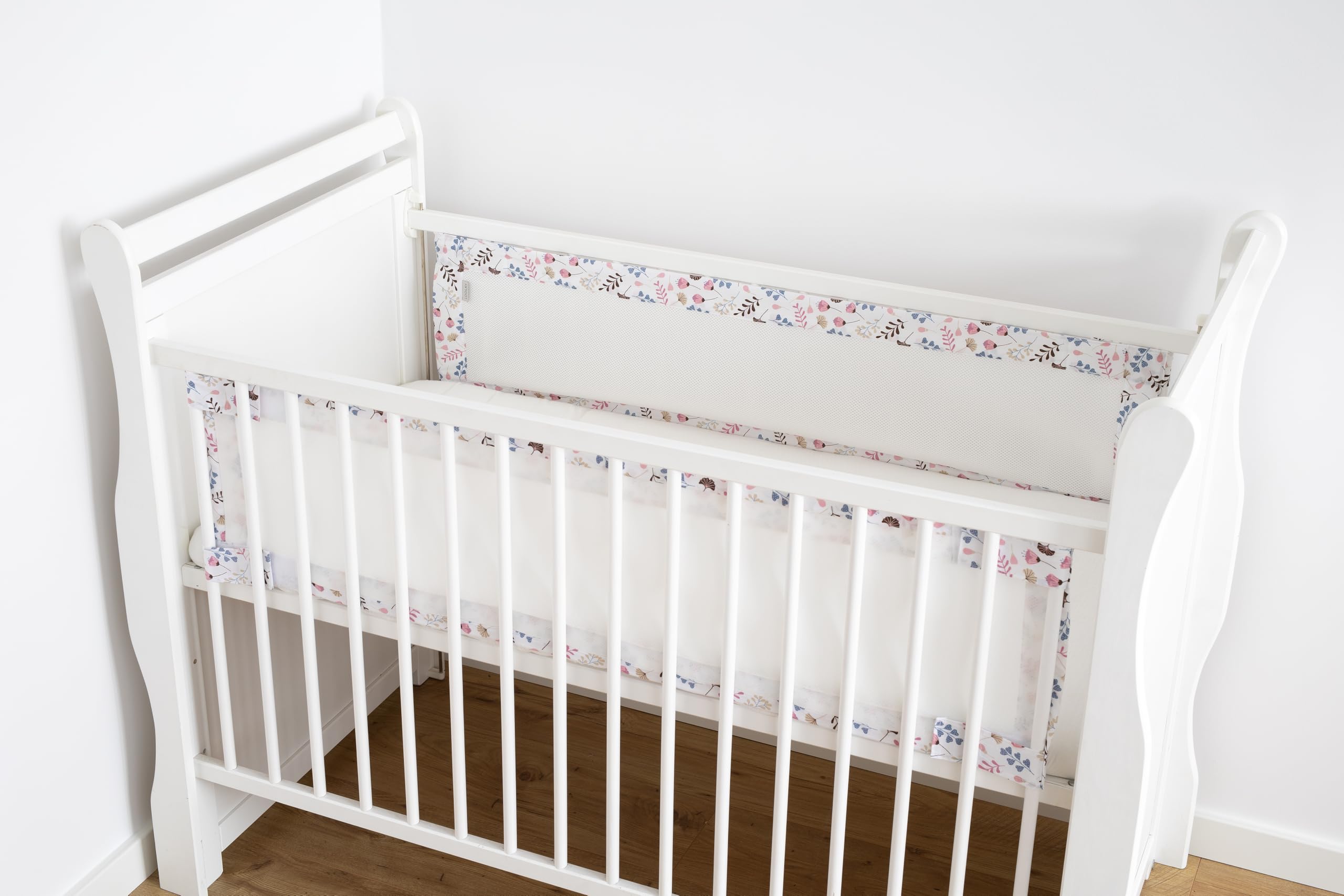 Bettumrandung Babybett 60x120 cm – 2 teiliges 110x30 cm Set – Atmungsaktiver 5 mm Netzstoff – Babybett Umrandung mit starkem Klettverschluss – Sicherer Gitterbett Umrandung (ROSA Blumen/Weiß Netz)