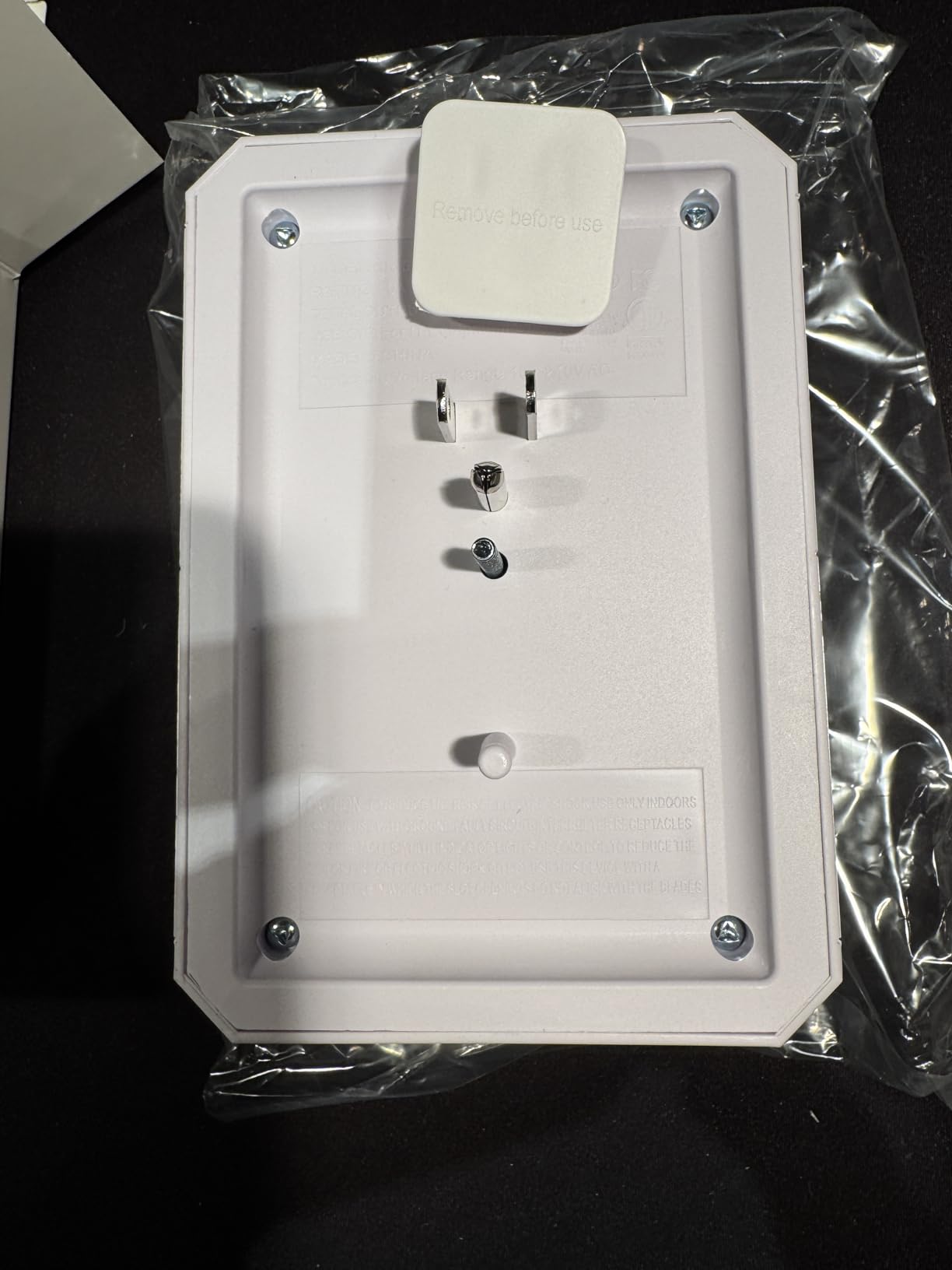Back of the QINLIANF outlet extender showing plug prongs