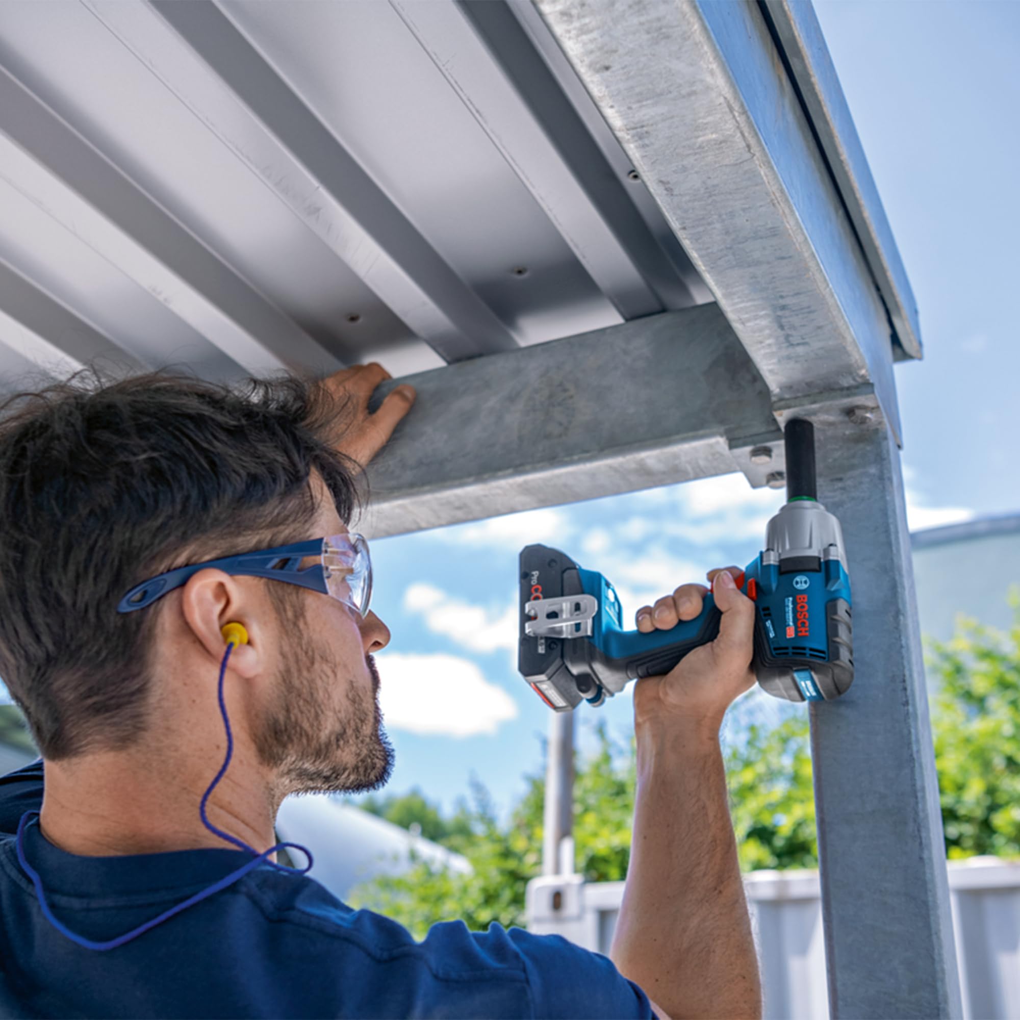Bosch Professional system 18V: akumulatorowy klucz udarowy GDS 18V-450 PC (moment dokręcania 450 Nm, moment zrywający 800 Nm)