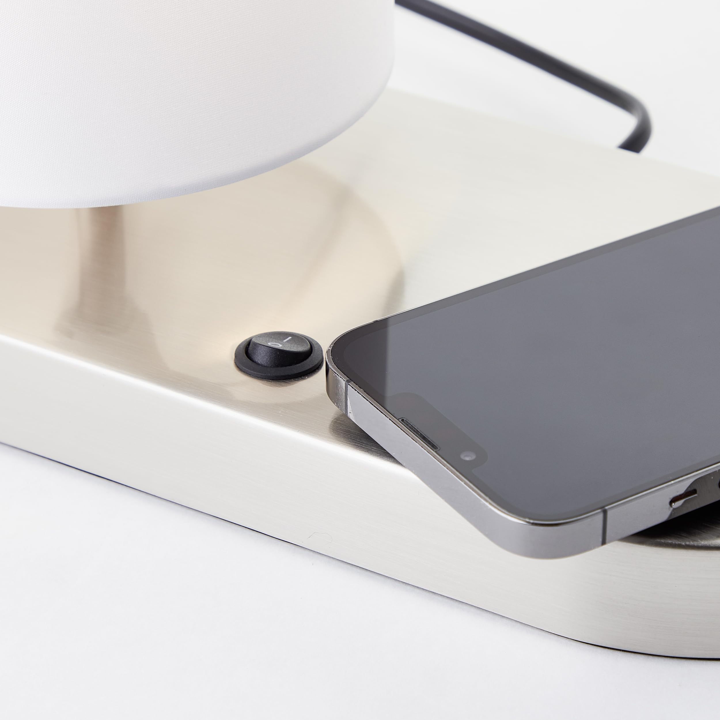 Brilliant Moderna lampada da tavolo con supporto ribaltabile integrato, ricarica wireless tramite vassoio di ricarica a induzione e paralume in tessuto bianco, ideale per comodini e scrivanie