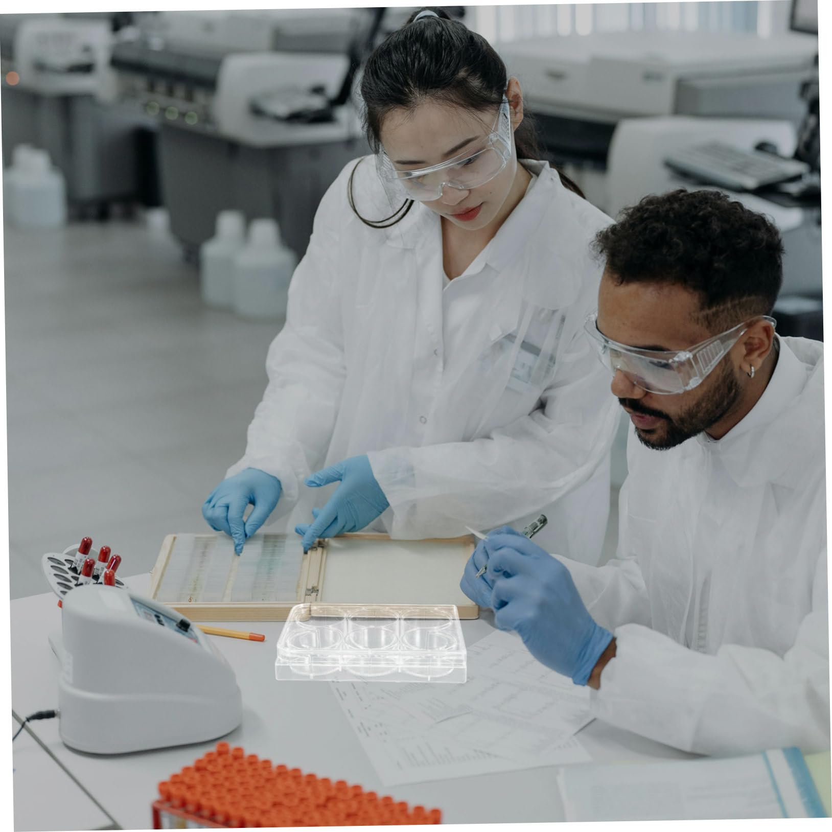 Ipetboom Laboratory Cell Culture Plate mit Deckel Einweg Gewebekulturplatte aus Robustem Material Anzuchtplatte für Präzise Zellkulturen im Laborgebrauch