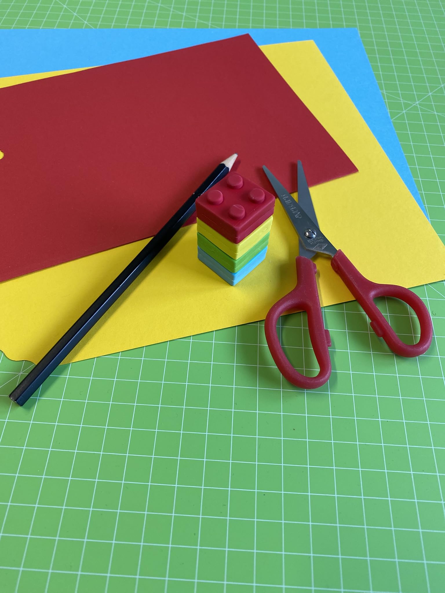 WEDO Bricky - Set di 4 gomme da cancellare a forma di mattoncini (rosso, blu, giallo, verde), plastica, senza PVC, ftalati e lattice, circa 2,5 x 2,5 x 1,3 cm
