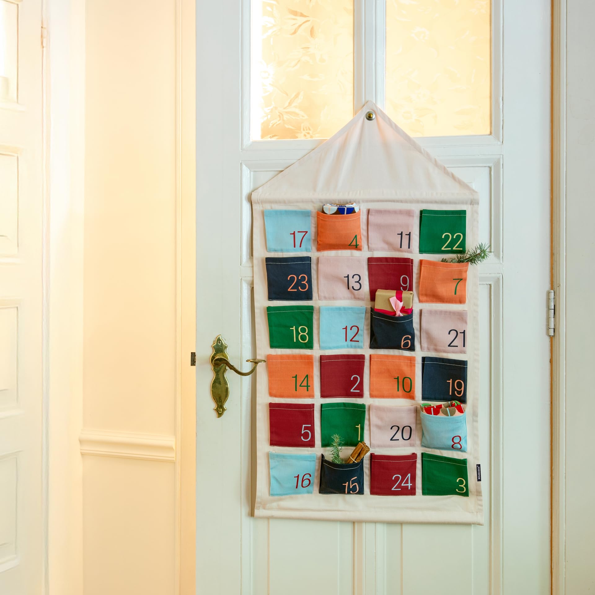 REMEMBER Adventskalender Haus, 50 x 100 cm, Baumwolle/Kiefernholz/Metall – farbenfroher Adventskalender zum Befüllen mit 24 Fächern, für Kinder & Erwachsene, Weihnachtsdeko Geschenkidee