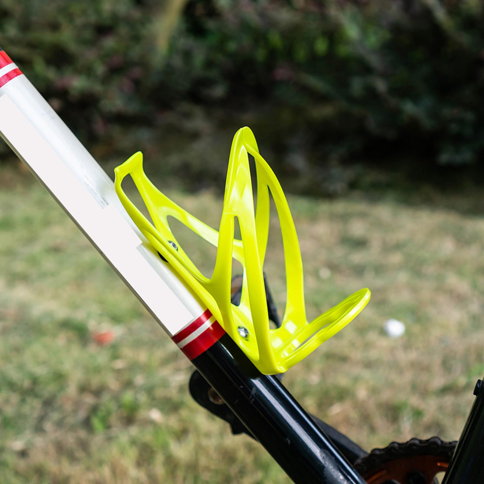 Portaborraccia Per Bicicletta In Policarbonato – Leggero E Antiscivolo – Adatto Per Telaio Tondo – Colore Rosso – 13,7x7,7x8,8 Cm