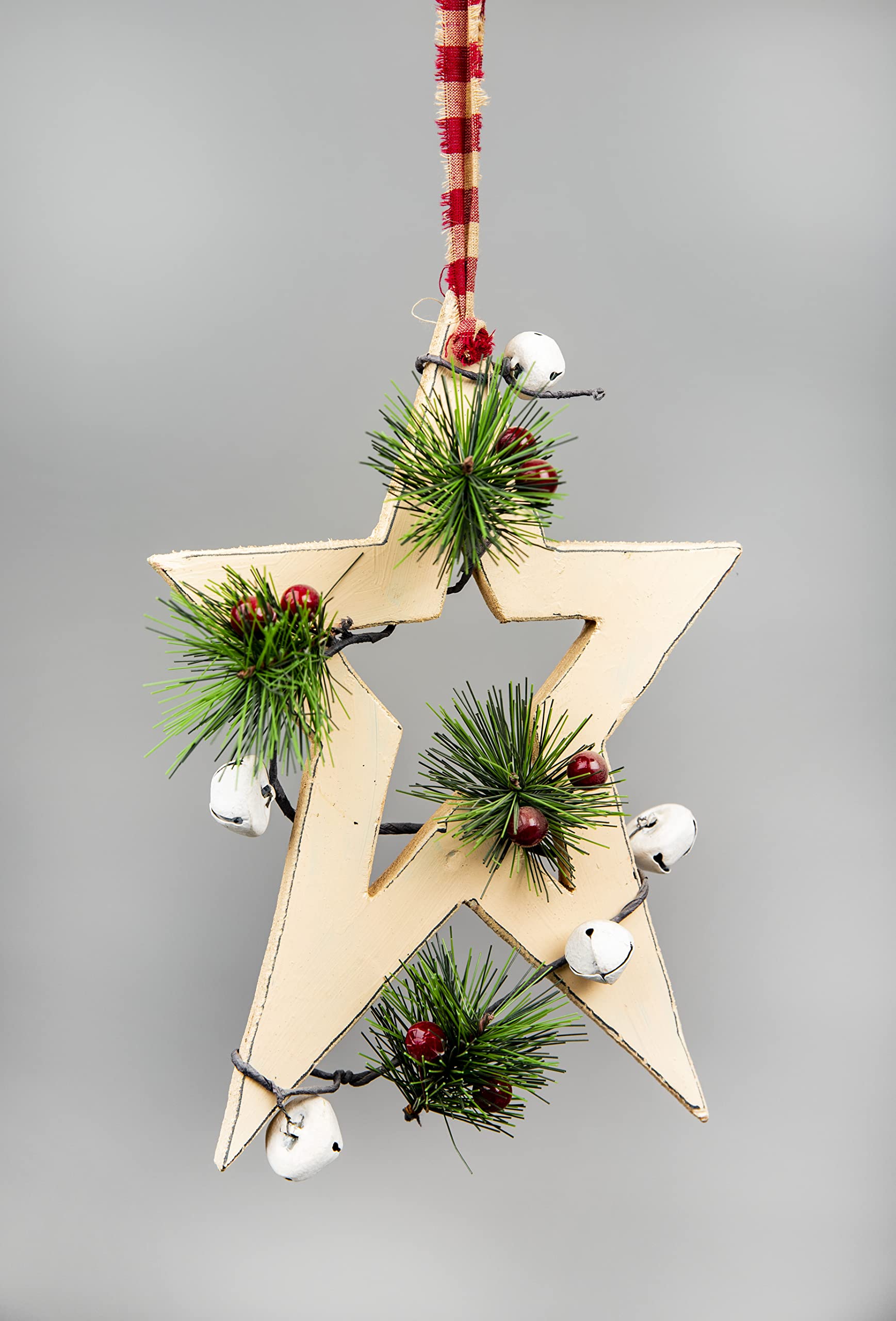SHATCHI Estrella de Madera Color Crema de 36 cm para Colgar en la Pared, Adorno Decorado con Campanas Blancas, Bayas y pinos, decoración navideña para el hogar, 25 x 1,2 x 36 cm