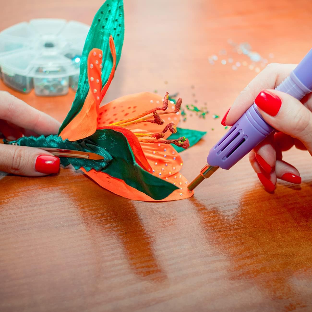Bedazzler Kit con Strass, Applicatore di Gemme Fisse Caldo Penna Pittura a Diamante, Penna Cera, Pinzette, Vassoio, Panno Per La Pulizia, 28 Colori Strass Cristalli per Scarpe Fai Da Te Vestiti