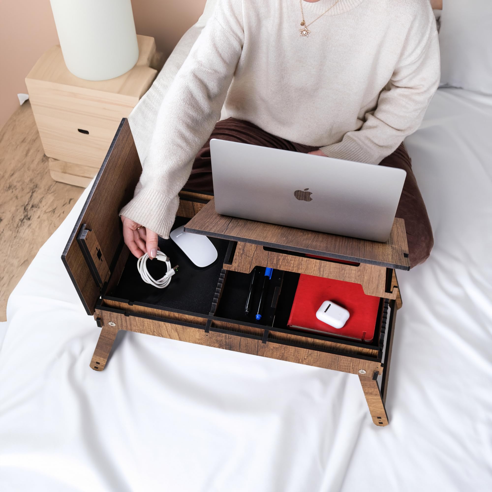 Vigo - Supporto per laptop in legno per letto, scrivania regolabile per laptop e vassoio per le gambe con contenitore integrato, design pieghevole ed ergonomico per leggere, scrivere e lavorare (noce)