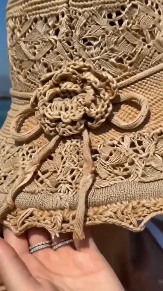 Sombrero tipo bucket de crochet para mujer con detalle floral miniatura 7