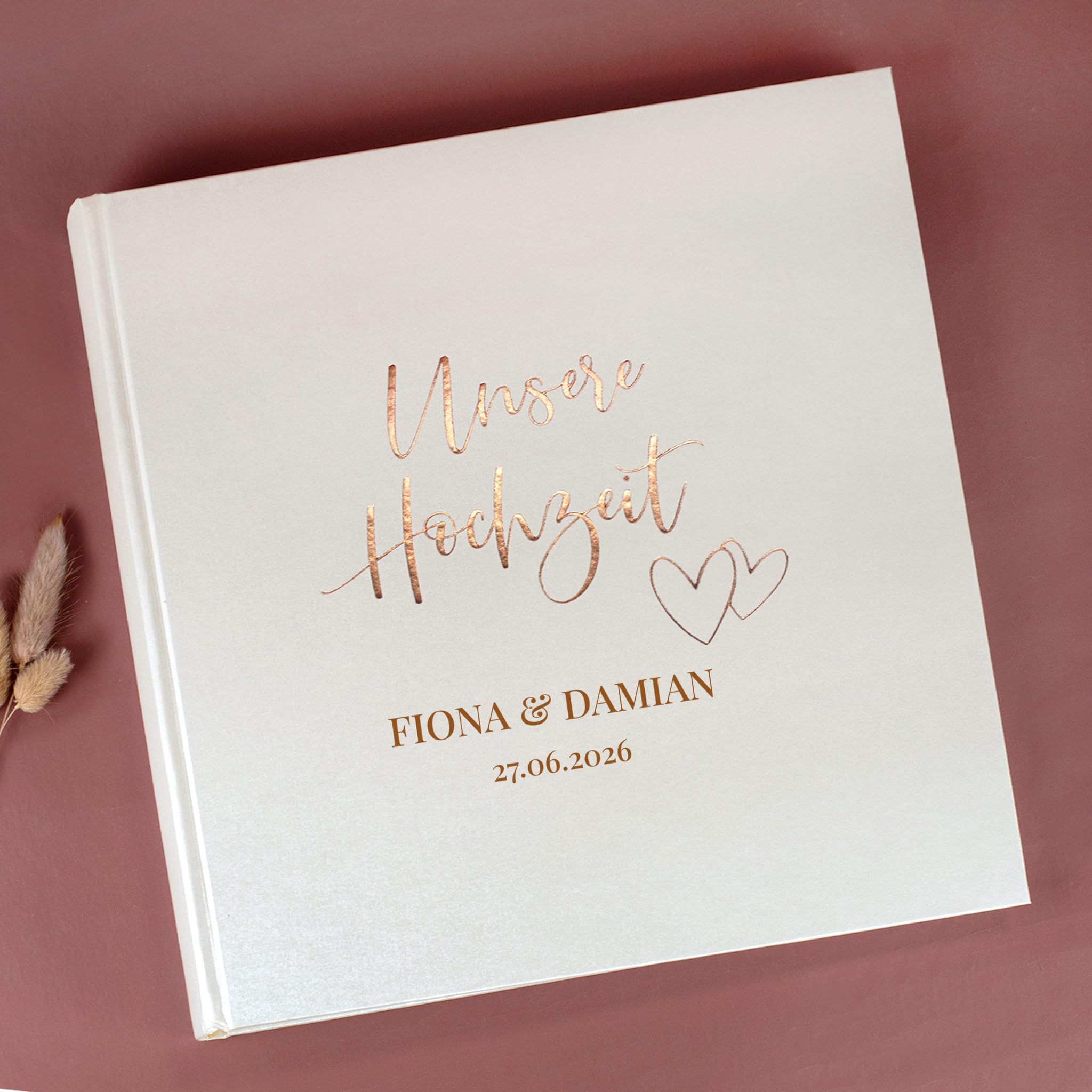 Herz & Heim® Personalisierbares Fotoalbum zur Hochzeit – 60 Seiten Satinpapier mit Pergamin – Hardcover Fotobuch mit Goldprägung – Hochzeitsalbum mit Namen & Datum für Erinnerungen