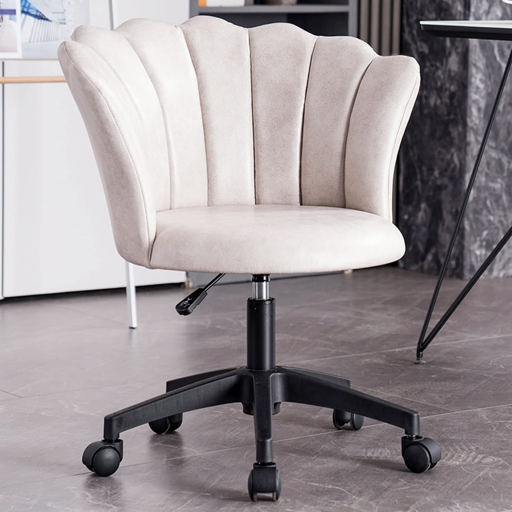 Chaise de bureau pivotante en tissu technique beige et piètement noir réglable