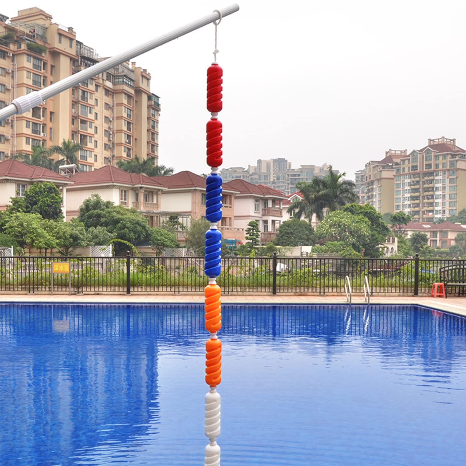Divisor de seguridad para piscina con boyas de polietileno resistente en tramos de 20 pies