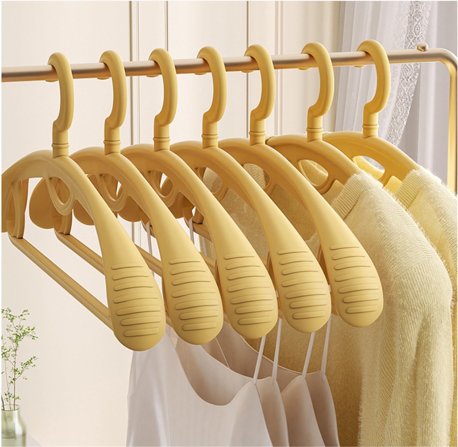 Accueil Cintres À Épaules Larges en Plastique Épais, Standard Antidérapants Rotatifs 360 Degrés Les Essentiels De La Garde-Robe(Yellow)
