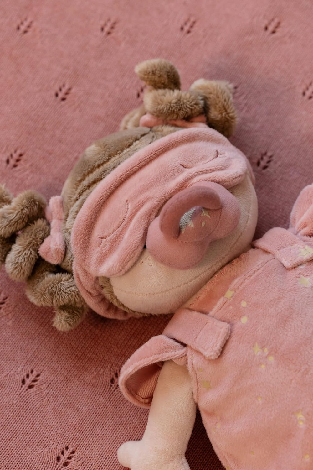 Little Dutch Muñeca de tela rosa – Juego de muñecas – con chupete magnético – Incluye saco de dormir y antifaz para dormir – para niñas a partir de 12 meses