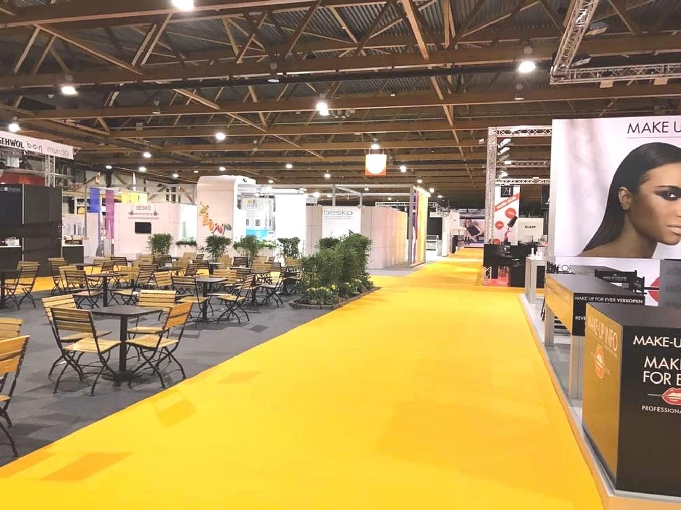 MadeInNature - Tappeto in moquette per eventi versatili: mostra, compleanno, gala - Anti-fuoco - Tappeto riutilizzabile (giallo 2 x 8 m)