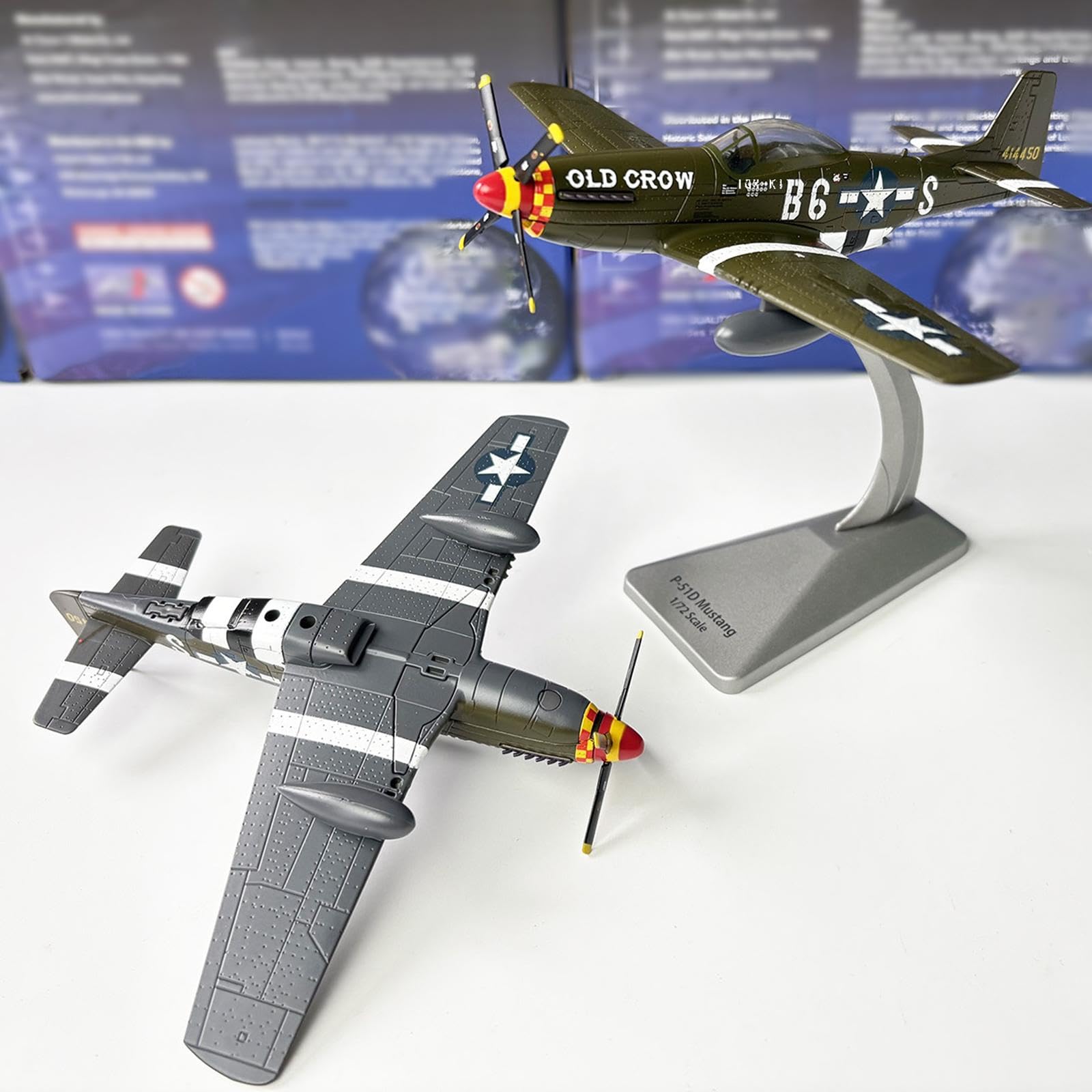 Modellino di Aereo da Combattimento P51D in 1/72 con Base, Ideale per Decorare casa, Mobile TV, Camera da Letto e scrivania.