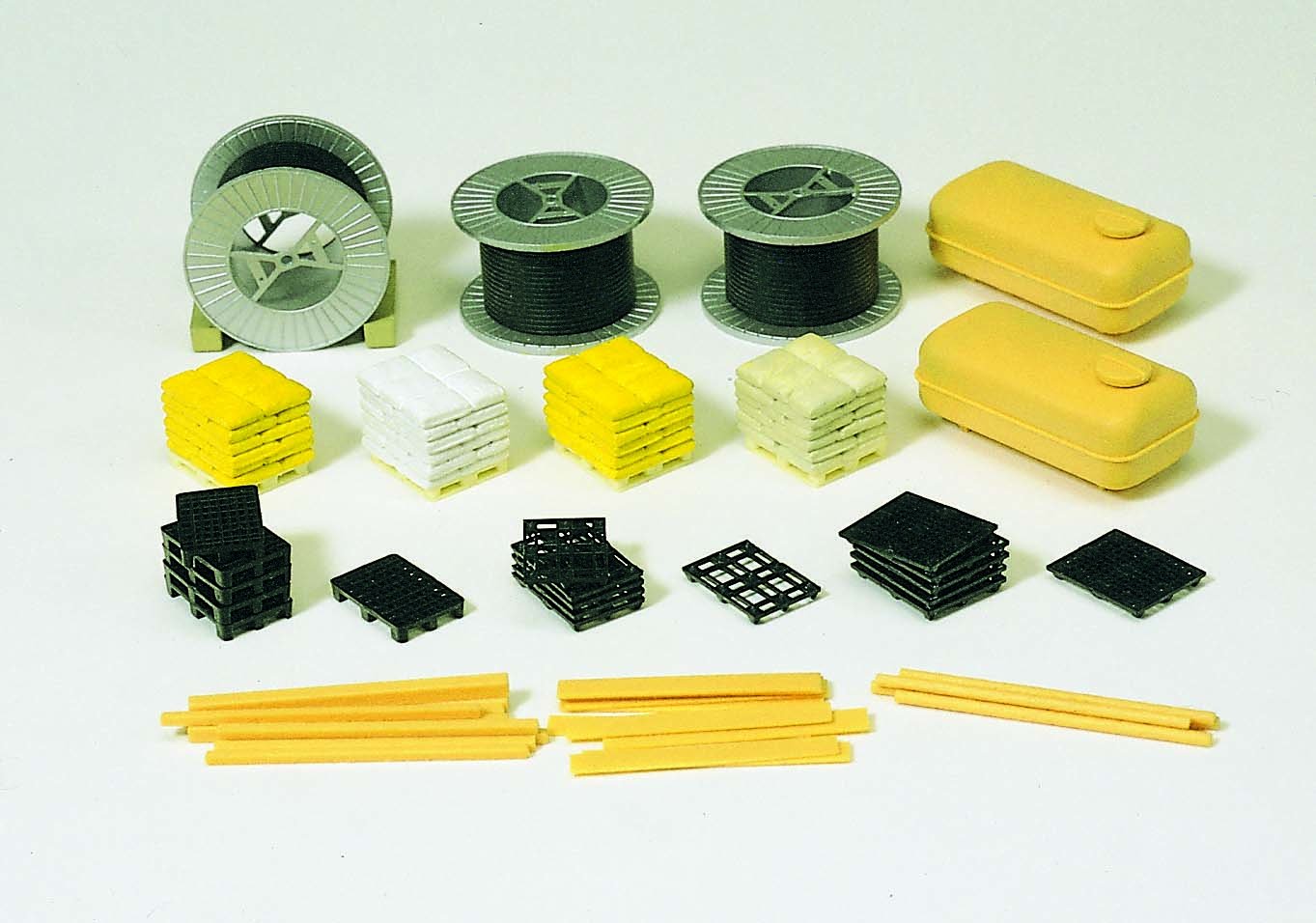 Ratio 221 N Gauge Depot Accessories Kit – Pallets, Sacks, Barrels – Plastic Model Kit, UK