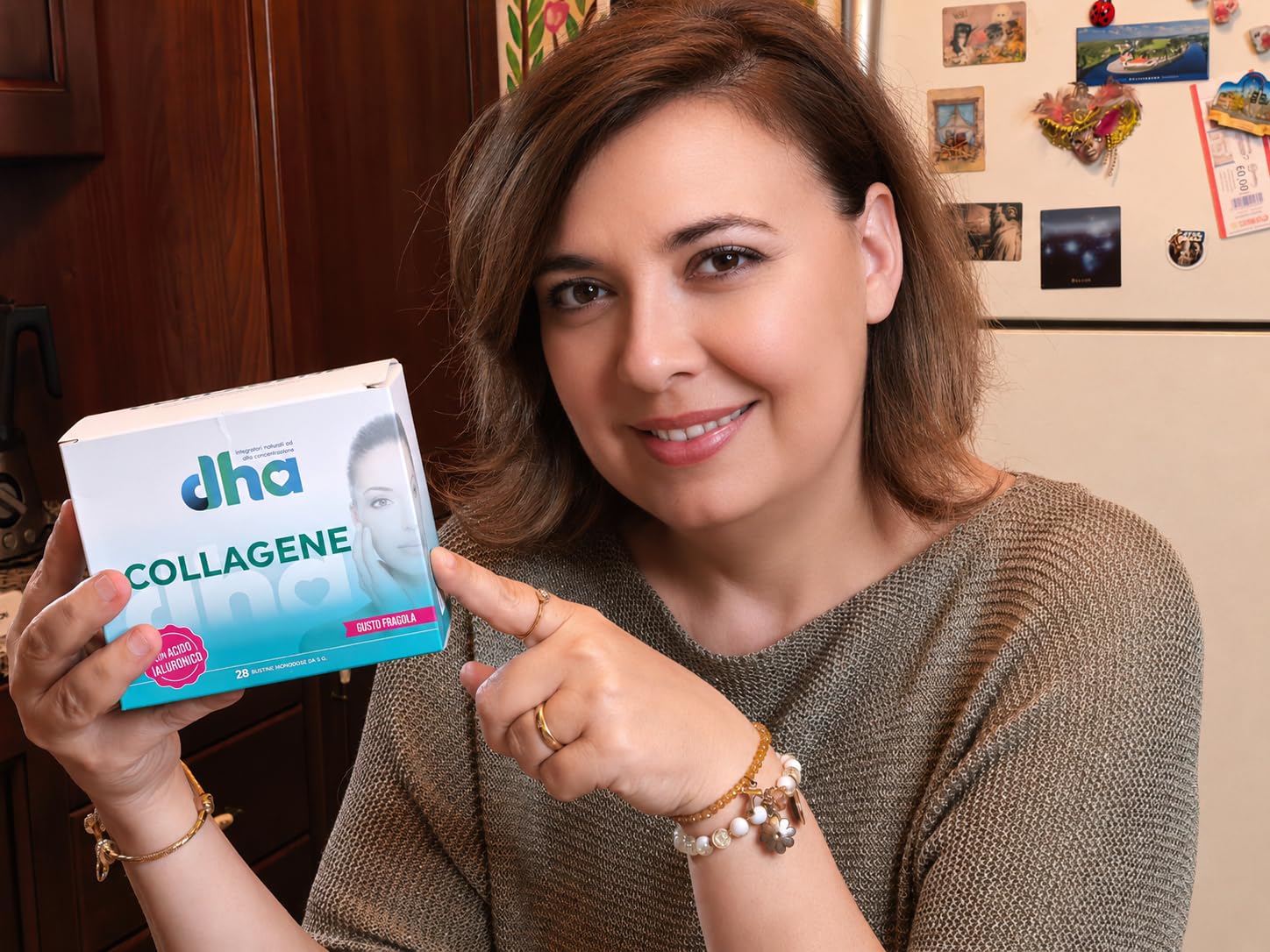 Collagene DHA - Collagene Idrolizzato 28 Bustine da 5 gr, Integratore con Collagene, Acido Ialuronico e Vitamina C per la Cura della Pelle, Gusto Fragola