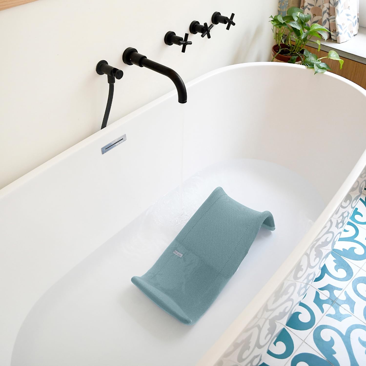 BÉABA Sdraietta da Bagno Neonato Ergonomica – Primo Utilizzo, Antiscivolo, Tessuto Mesh ad Asciugatura Rapida, Facile da Lavare, Comfort e Sicurezza – Blu Baltico