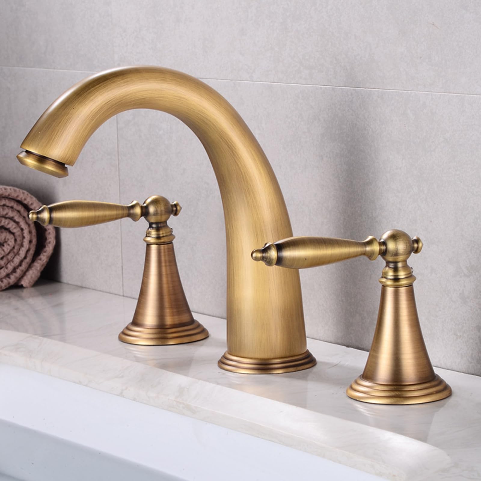 Robinet de lavabo 3 trous au charme d'antan pour votre maison