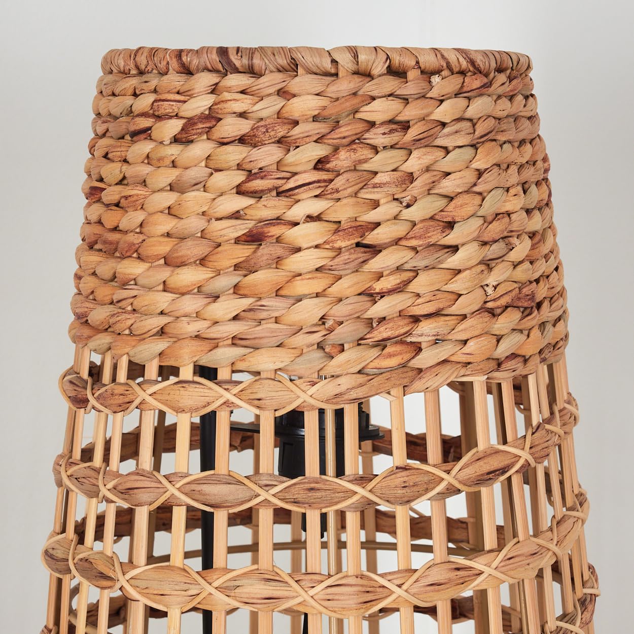 HOFSTEIN Stehleuchte Cardeira, Bast Natur, skandinavisches Design | Boho-Style, Lichteffekt, E27 Fassung, Höhe 111 cm, Fußschalter