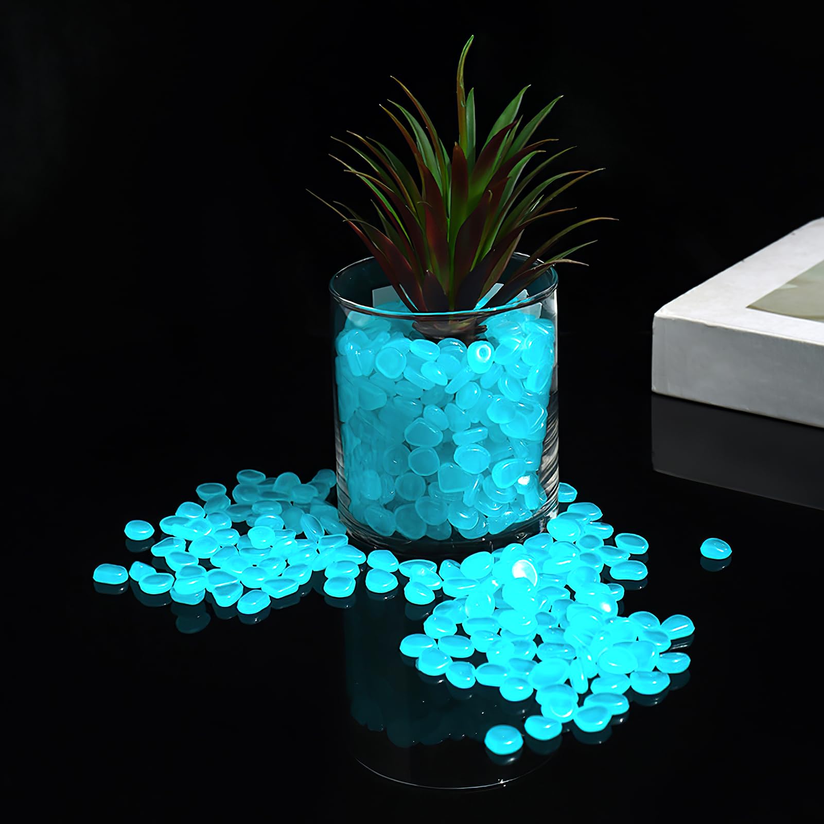 300 Pezzi Pietre Luminose da Giardino, Decorative Sassi Luminosi Brillanti Ciottoli Fluorescenti Incandescente Fosforescenti in Resina Pietre Luminosi per Vasi Acquario Prati Terrazza(Blu, Grande)