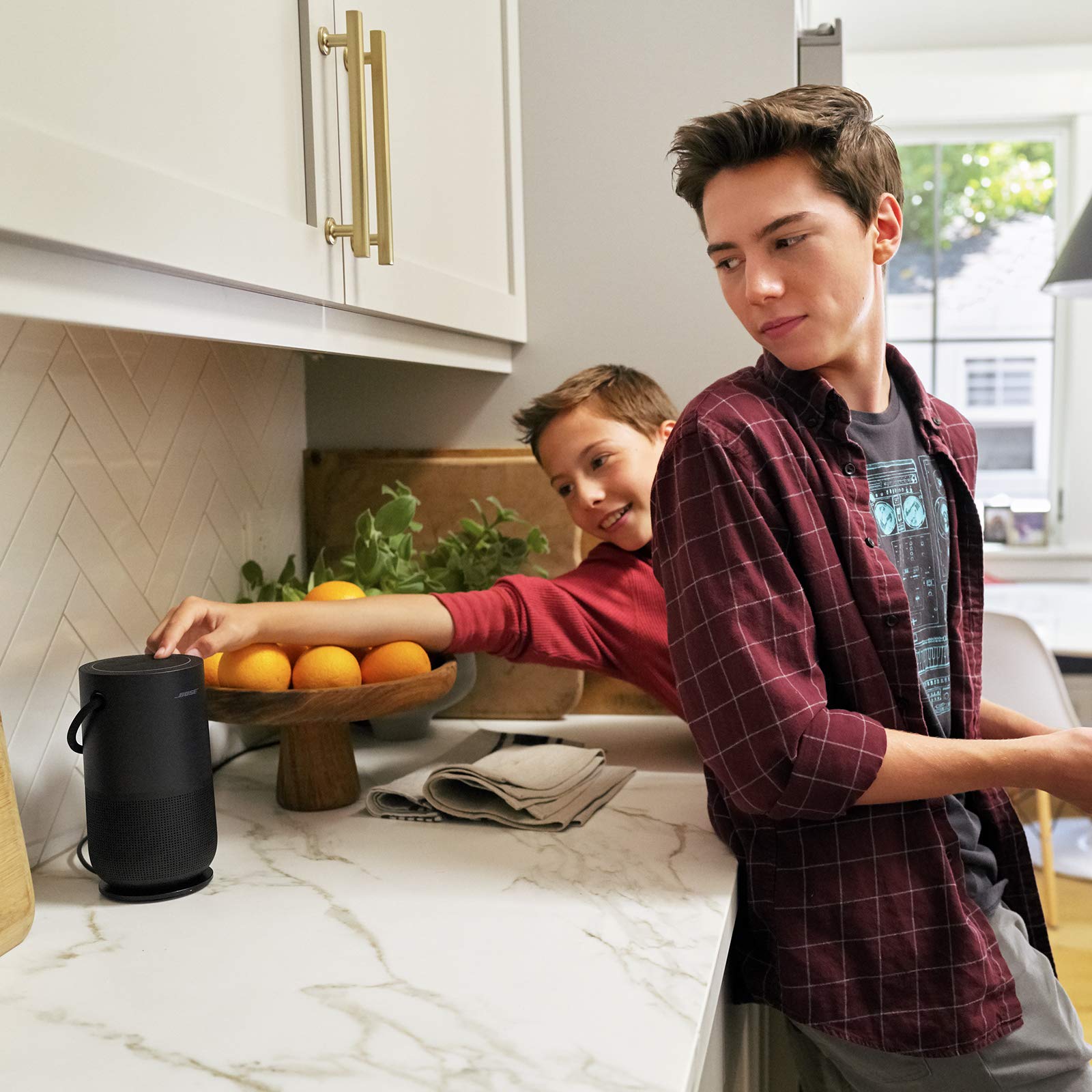 Bose Portable Smart Speaker con Controllo Vocale Alexa Integrato, Nero & Base di Ricarica per il Altoparlante Portatile per la Casa, Nero