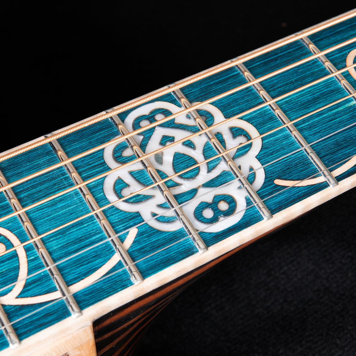 Lindo Earth Slim Body Electro gitara akustyczna, figurowy popiół Tamo i płaski zebrano, przedwzmacniacz/tuner BS3M z podwójnym gniazdem, wyjściem XLR, podstrunnica i mostek (struny nylonowe)