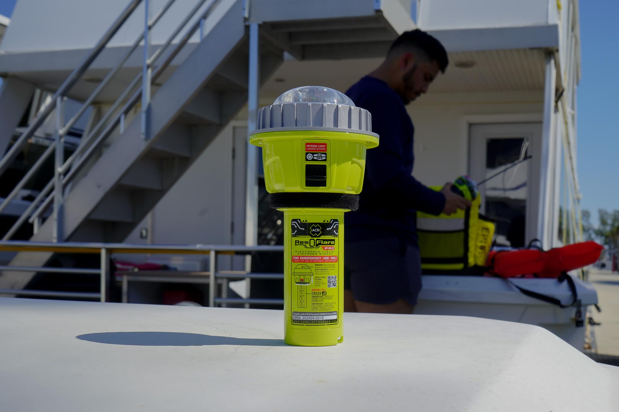 ACR ResQflare PRO Hochleistungs-LED, elektronischer Notruf, USCG-zertifiziert, IR-Infrarot-Technologie, Nachtsuch- und Rettungsfunktion, wasserdichte Bootsfackeln