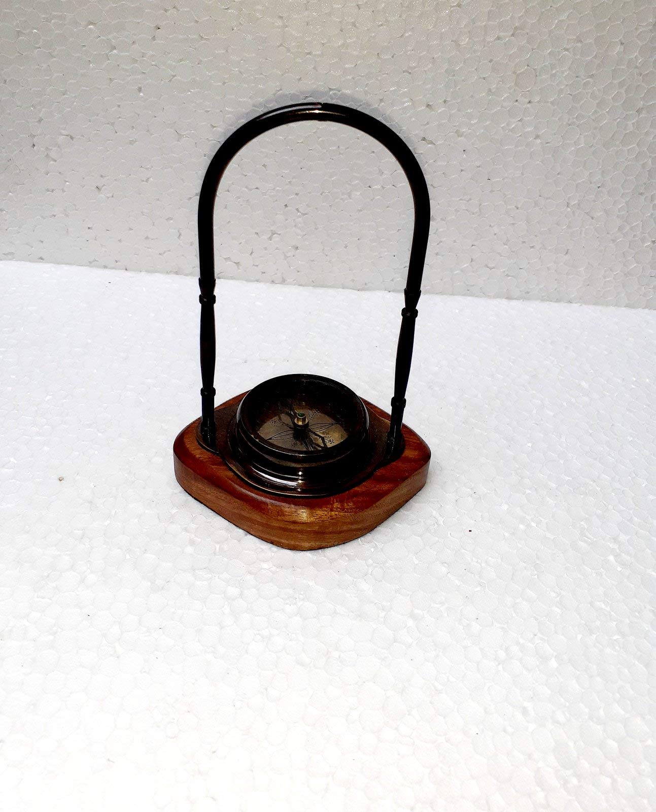Boussole en laiton massif socle bois pour décorer un meuble avec style