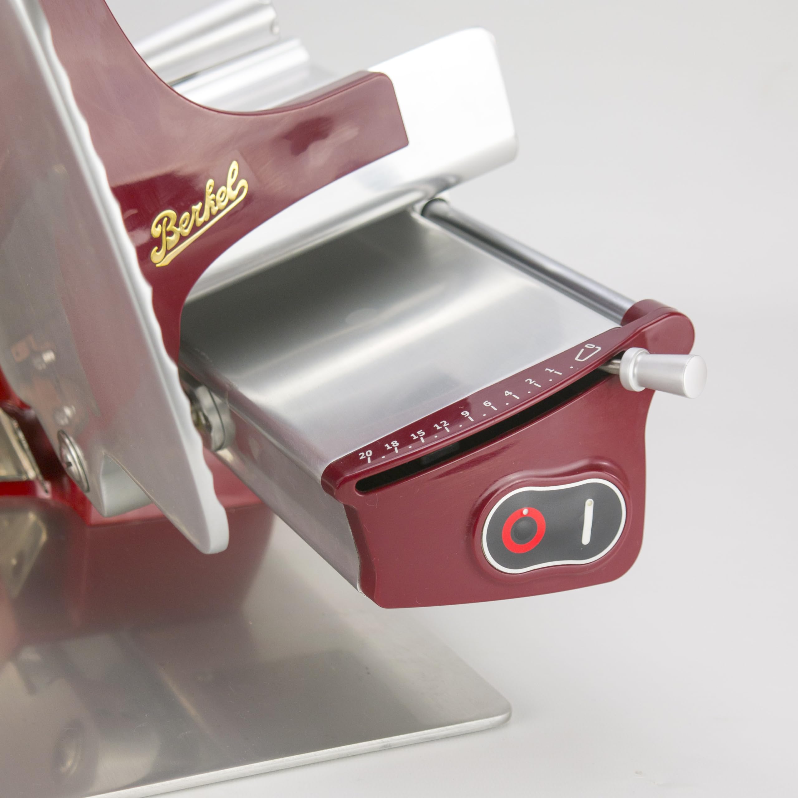 Palatina Werkstatt ® Bundle | Berkel – Tagliapasta elettrica Home Line 250 – Rosso, modello 2022 + tagliere in legno realizzato a mano