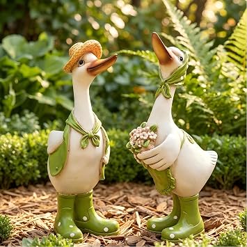 Garden Goose Statue Outdoor Decor, Cute Goose Porch Statues Decor Indoor Outdoor Ornament for Yard Lawn Home Decoration, Gardener Couple Duck Figurines with Outfits, Gift for Mother