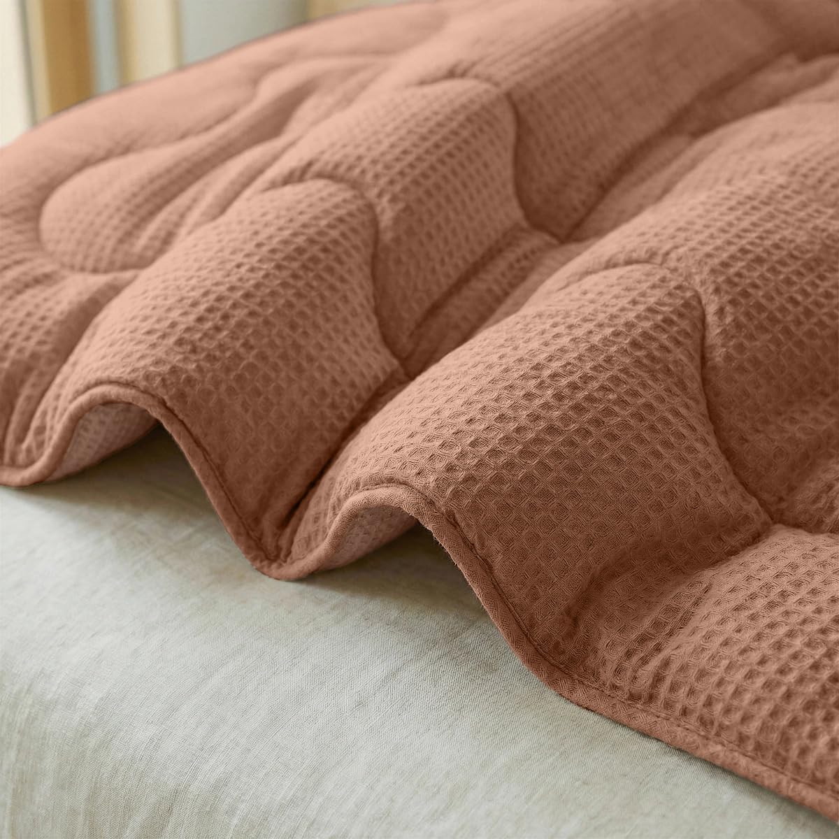 Zelesta Serene Sommerbettdecke ohne Bezug 200x220 Cm - Kühlende 2-in-1 Sommerdecke gegen Nachtschweiß, atmungsaktiv & ultraleicht, waschbar, schnelltrocknend, für Allergiker geeignet (Terrakotta Rosa)
