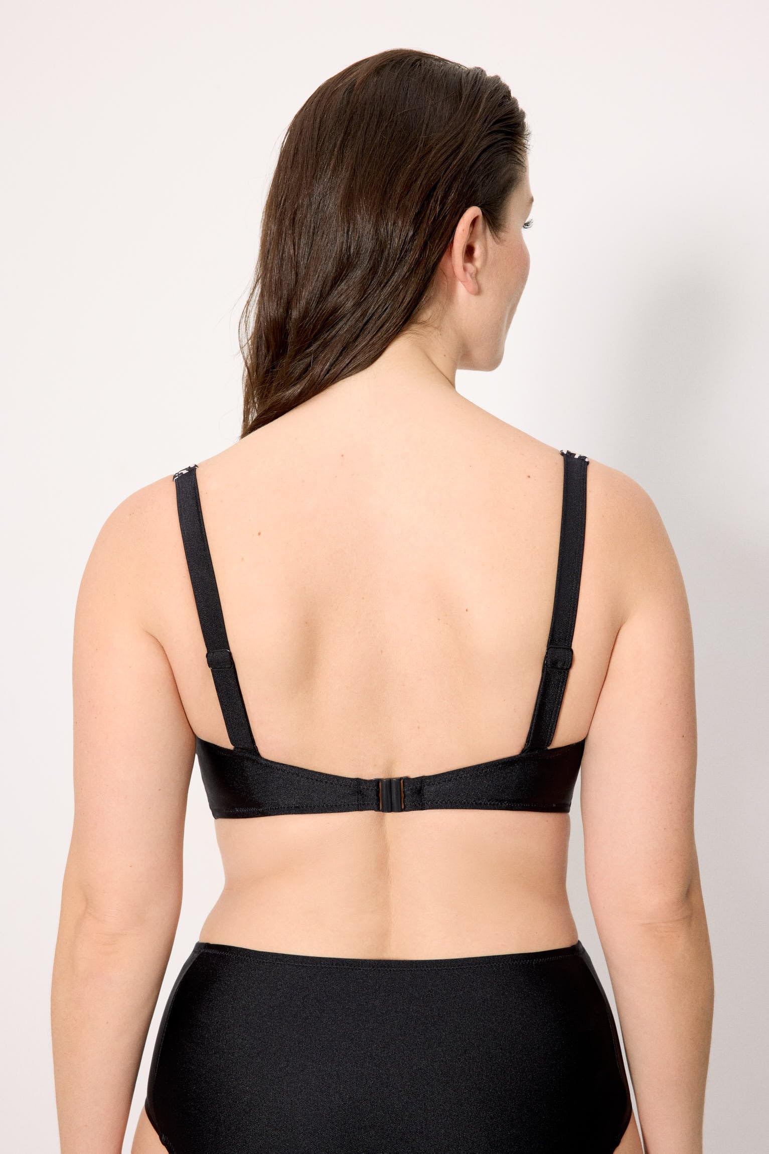 YSABEL MORA. Top Bikini Reductor Estampado con Brillo Negro Copa E. con Aro y Sin Relleno. Tirantes Regulables y Multiposición. Colección Coast.