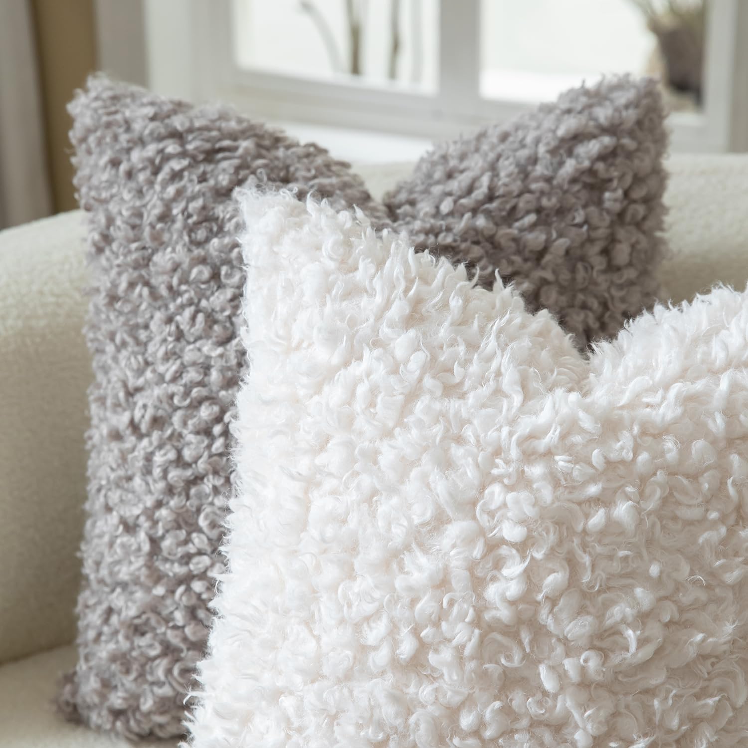 MANDIOO 2 Pieces 22x22 Inch Cream White Faux Fur Throw Pillow Covers Boucle Decorative Sherpa Pillow Covers Thick Fuzzy Fleece Pillowcases Cushion Covers for Sofa Couch Bed Living Room