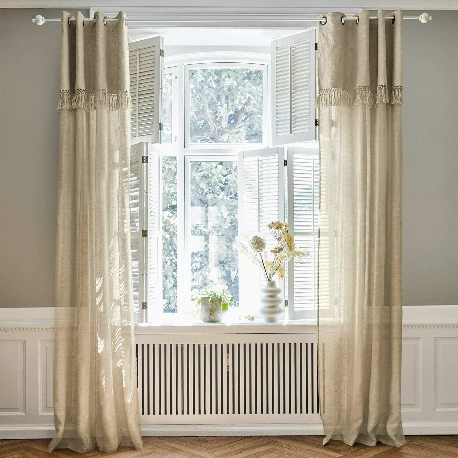 Loberon Gardinenstange Caroline, romantisch-verspielt, fein gedrechselte Holzknäufe, Landhaus-Stil, Teleskopstange, Vorhangstange, Fensterdekoration, Eisen, Mangoholz, weiß