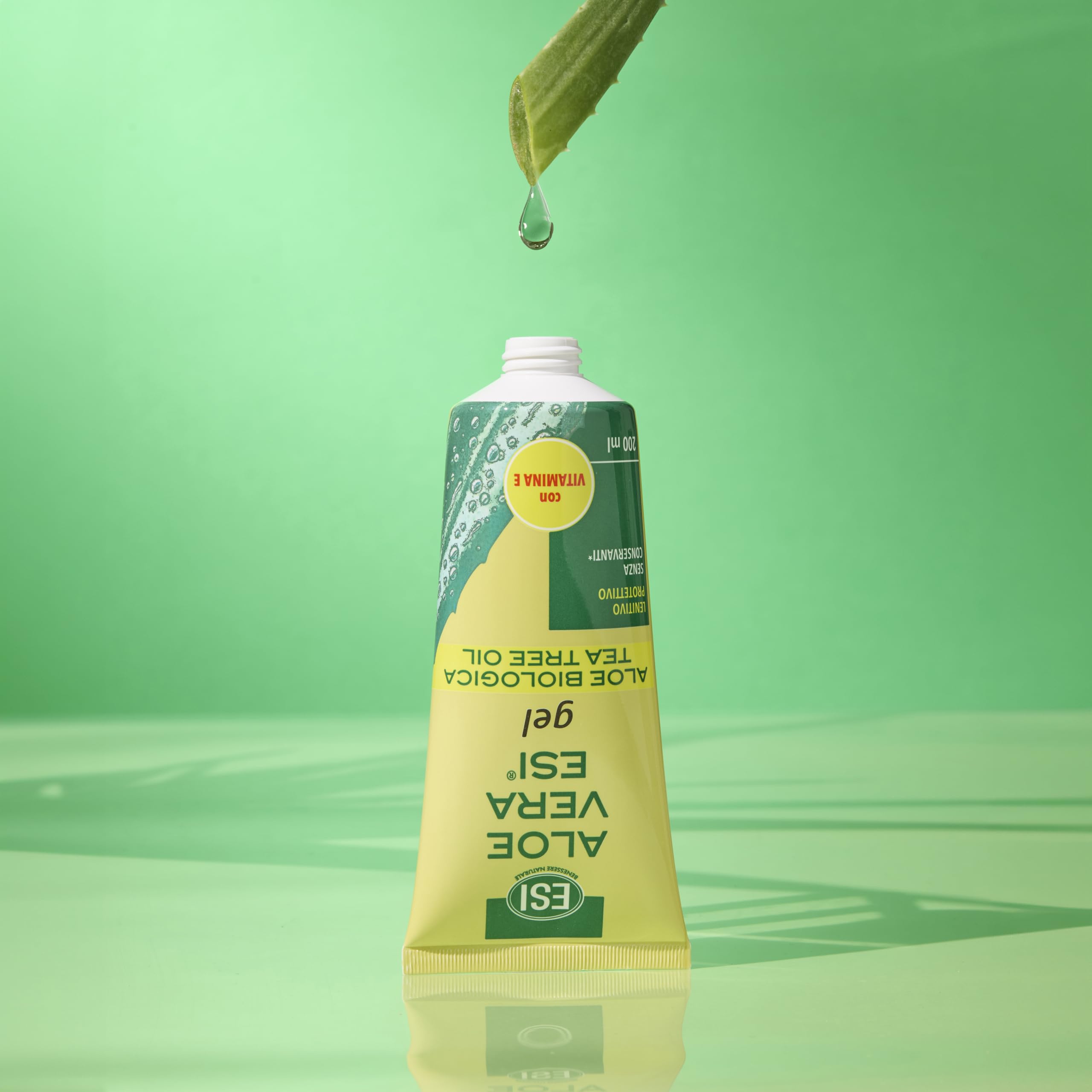 ESI - Aloe Vera Gel, con Tea Tree Oil e Vitamina E, Idrata e Lenisce la Pelle Secca o Arrossata in Seguito a Esposizione al Sole, Adatto a Tutti i Tipi di Pelle, 200 ml