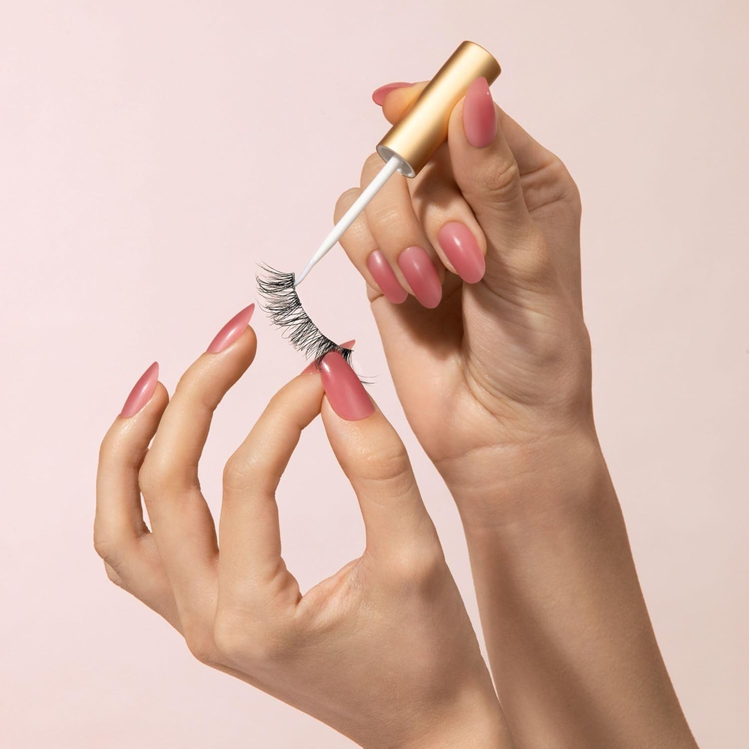 KISS Lash Adhesive, Lash Glue, 24hr Strip Eyelash Adhesive, Clear, Includes Lash Adhesive, Long Lasting Wear, Can Be Used with Strip Lashes and Lash Clusters